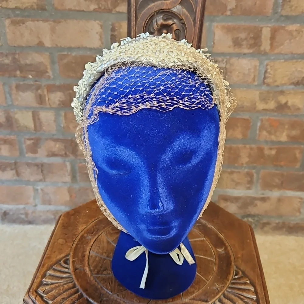 Vintage straw, beaded hat with netted tie from the 1940s or 1950s - Picture 2 of 8